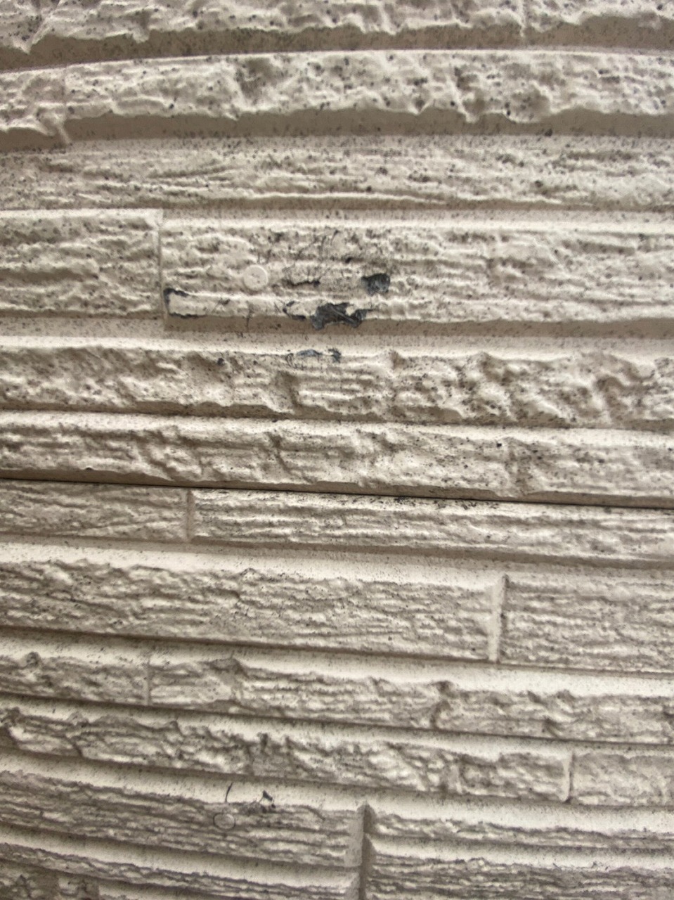 外壁の塗膜剥離の様子